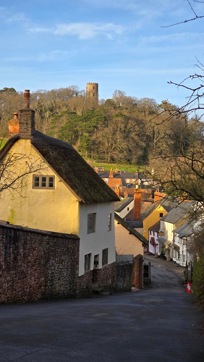 Dunster_Info's tweet image. Looking down from Castle Hill in Dunster.
The blue sky over the rooftops, with Conygar Tower standing tall in the distance — a picture-perfect moment in our timeless village. 📸
#Dunster #DunsterVillage #CastleHill #Somerset #DunsterInfo