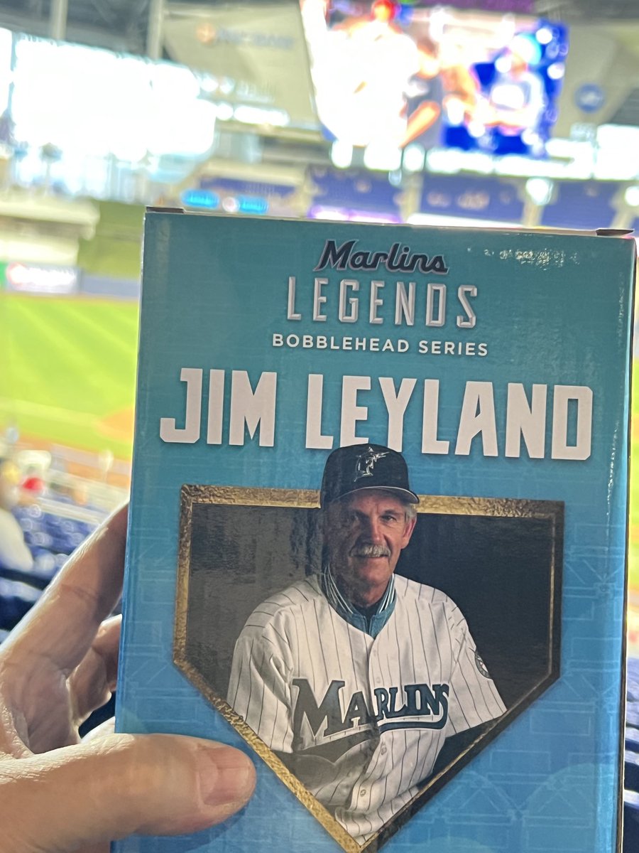 ⁦<a href="/yikyquintana/">Yiky Quintana</a>⁩ ⁦<a href="/joselnapoles/">José Luis Nápoles</a>⁩ Saludos ! En el parque con mi hijo Lanky y con el bobblehead  of Jim Leyland . Go Marlins !
