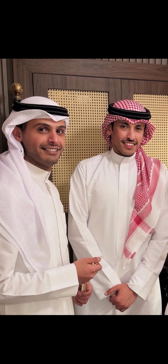 تبسامه بوجه عداه لين تقول بالاجماع 
دموع الادمي هذا من العينين منزوعه

وهو نفسه لو تمره نسايم بارد الذعذاع
خطيرٍ منه لا حرك شماغه نزل دموعه

- محمد دعيرم 

"أتلى عهدنا يوم قلت: مسافر قريّب بدو
والبدو تطلق كلمة قريّب على الشي البعيد"

-مزيد الوسمي 

وش تحفظون للمبدعين ذولا ؟