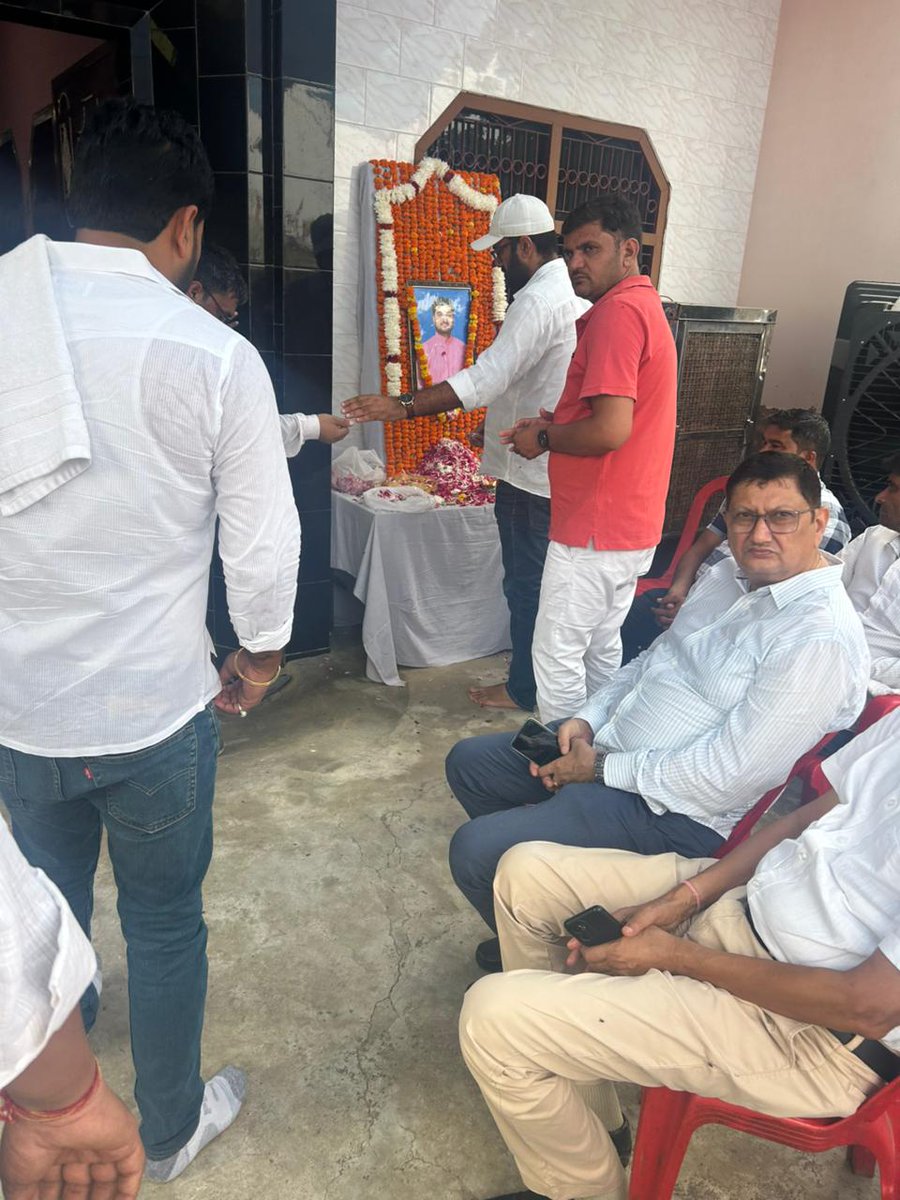 मुरथल हरियाणा से लौटते समय हुई भीषण सड़क दुर्घटना में अपनी जान गँवाने वाले, शेखर धामा व प्रिन्स धामा गाँव बिनौली और सचिन तोमर गाँव सिरसली के शान्ति यज्ञ में शामिल होकर पुण्यात्माओं की शान्ति के लिए ईश्वर से प्रार्थना की ॐ शान्ति ॐ😔🙏
#डॉक्टरगौरवबड़ौत