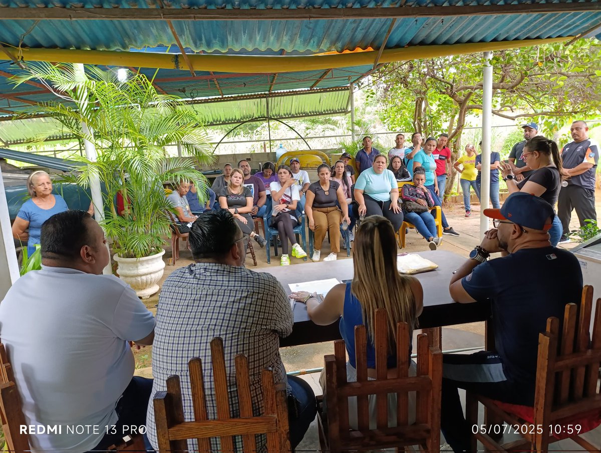 CARLOSMANLEAL's tweet photo. Estamos afinando cada detalle de nuestra maquinaria electoral de cara a las elecciones del 27 de julio. Es crucial asegurarnos de que todo esté listo para esa gran jornada democrática

¡Seguimos unidos, ya que en la unión esta la fuerza!
#CampoLara
#Lagunillas
#GestionyCompromiso https://t.co/cemyE1zAeB