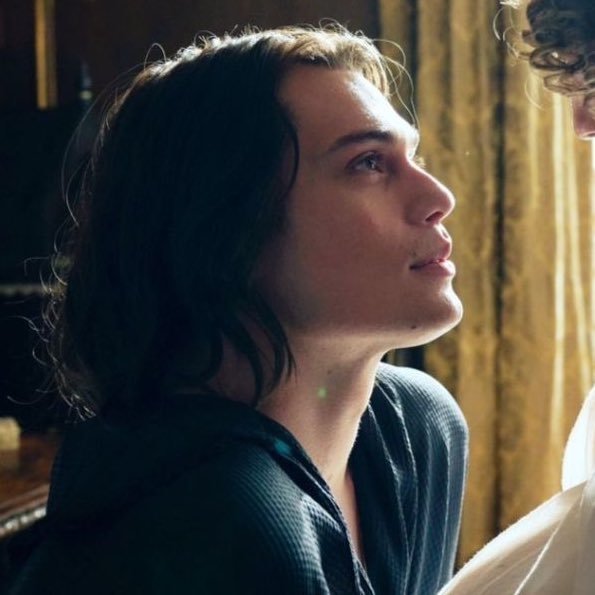 thvgalitzine's tweet photo. do u guys ever see someone so pretty you start crying https://t.co/JdWTQChfwc