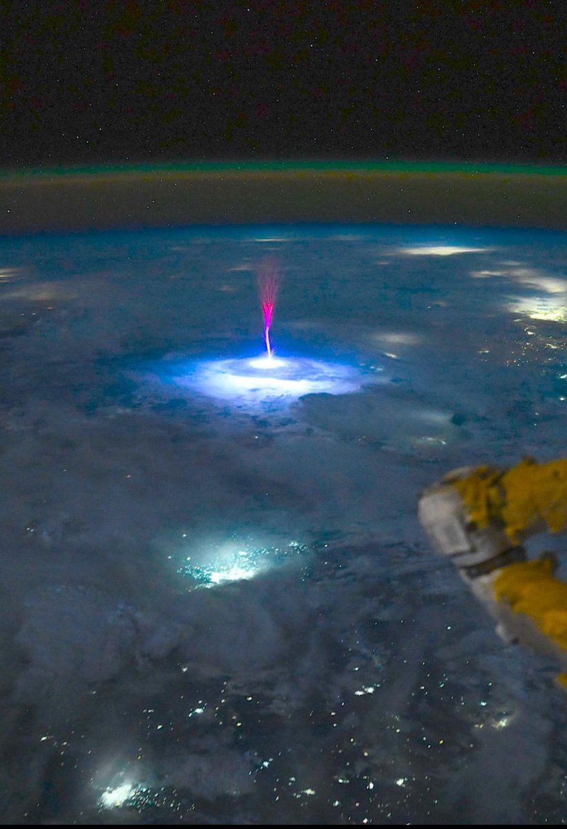 Questa è la cosa più affascinante che vedrai oggi. E no, non è AI.
Praticamente un fulmine… al contrario.
Si chiama Red Sprite o TLE (Transient Luminous Event) e nasce sopra le nuvole durante i temporali più violenti un fenomeno atmosferico reale e rarissimo. WOW