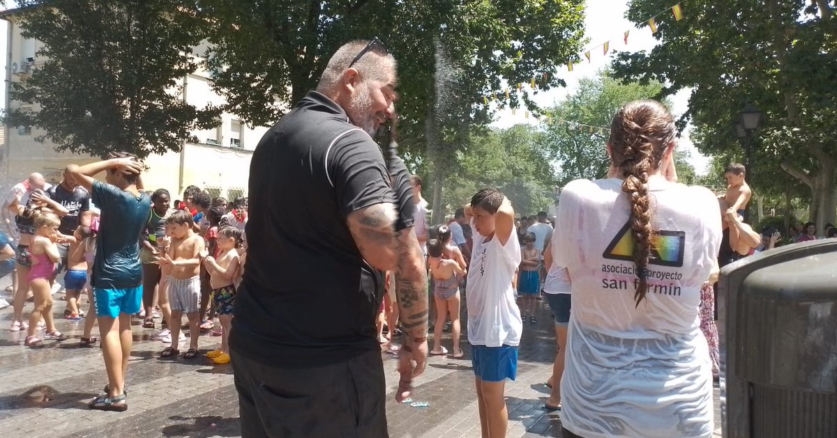 SanFerminProyec's tweet photo. @adcsanfermin @jmd_usera @juventudcmadrid los juegos populares de la Avda terminaron frequistos sin bomberos. Pero tuvimos al San Fer... Que no solo se organiza sino que improvisa para que todo el barrio sea feliz. El San Fer no falla! https://t.co/ChZx5Lvplh