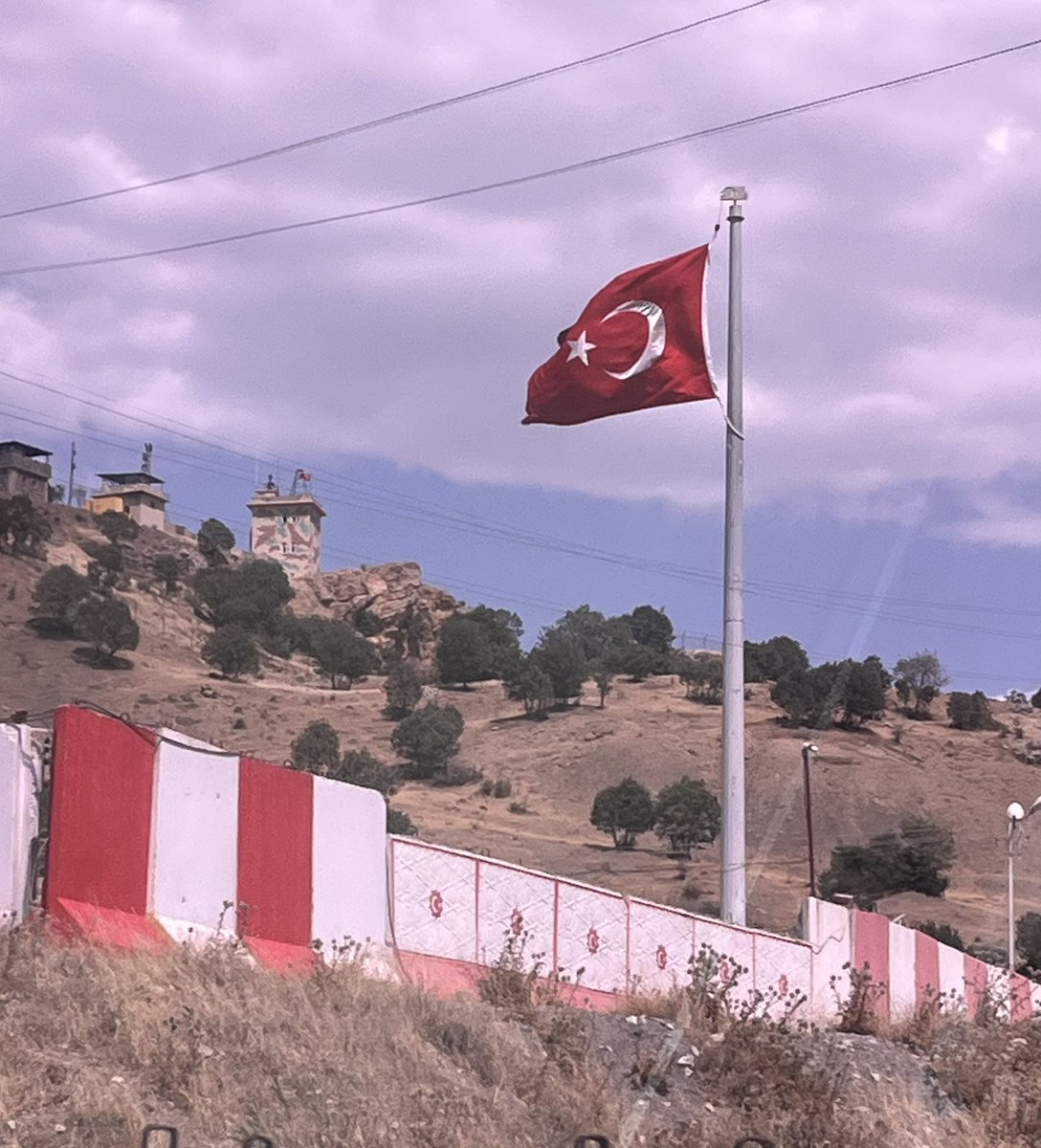 Cudi’nin zirvesine asılan ay yıldız, sadece bir bayrak değil; sabrın, şehadetin ve kardeşliğin nişanesidir.

Kardeşliğin yeşerdiği her karış toprak, vefanın ve sabrın ödülüdür.

Dağlar sessiz, analar huzurlu, çocuklar umutla bakıyor yarına. Rabb’im birliğimizi daim eylesin.