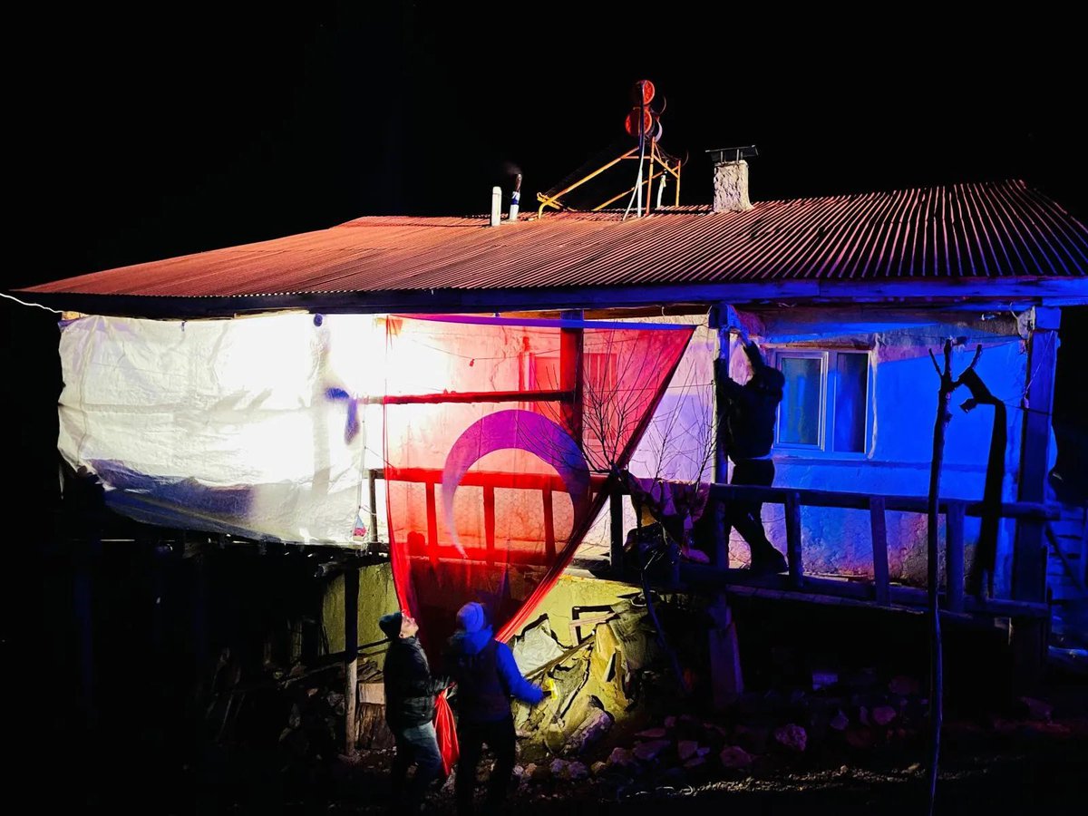 Pencereden baktığınızda güneşi esirgemiyorsa gökyüzü birileri bedelini ödediği içindir.  🇹🇷🇹🇷

 #ŞehidinVarTürkiye
#pence_kilit_harekatı