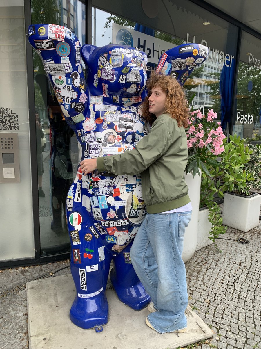 geefrog's tweet photo. Berlin #streetart #plakatkunst https://t.co/l8OEOPmFGa
