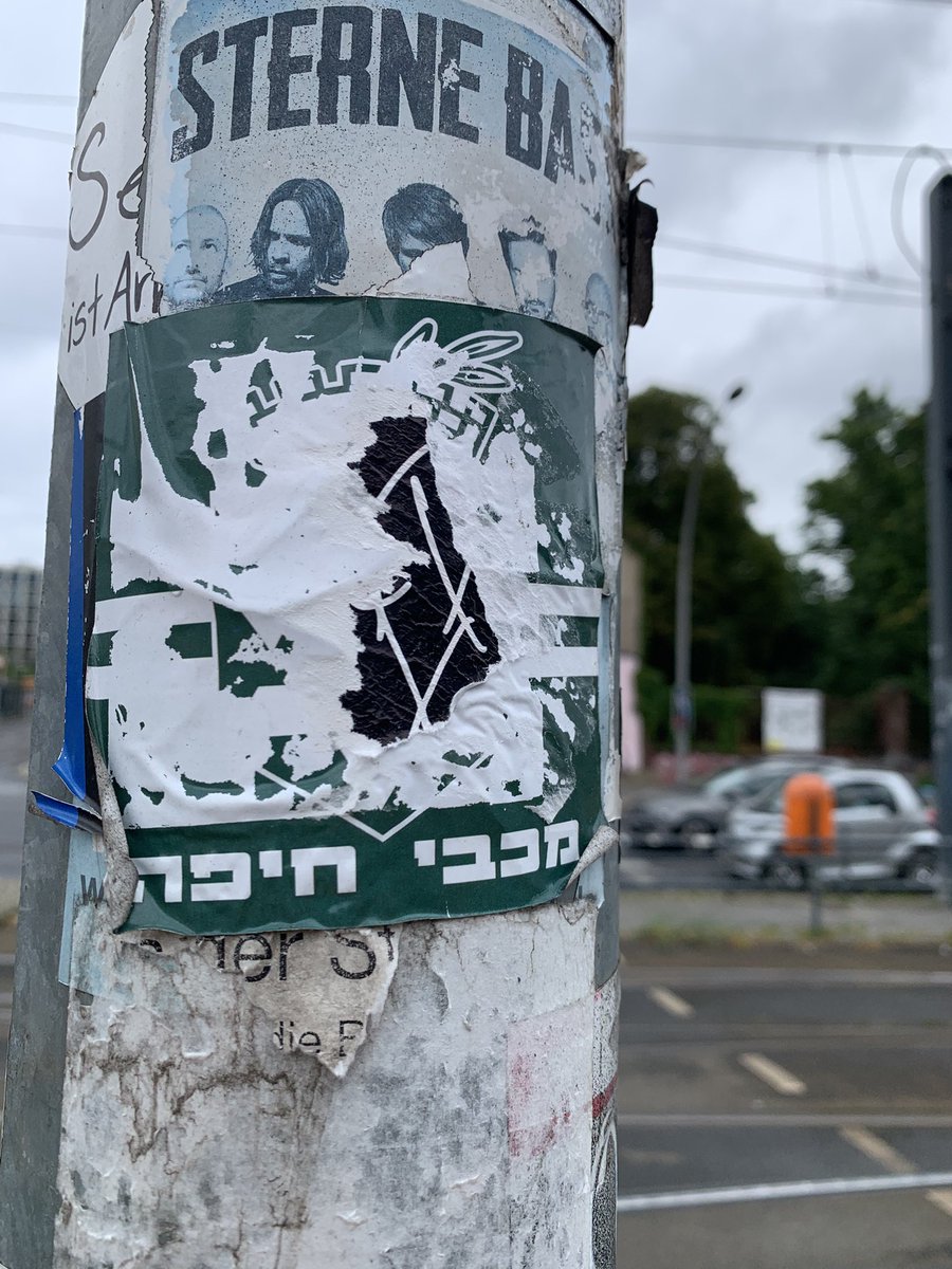 geefrog's tweet photo. Berlin #streetart #plakatkunst https://t.co/l8OEOPmFGa
