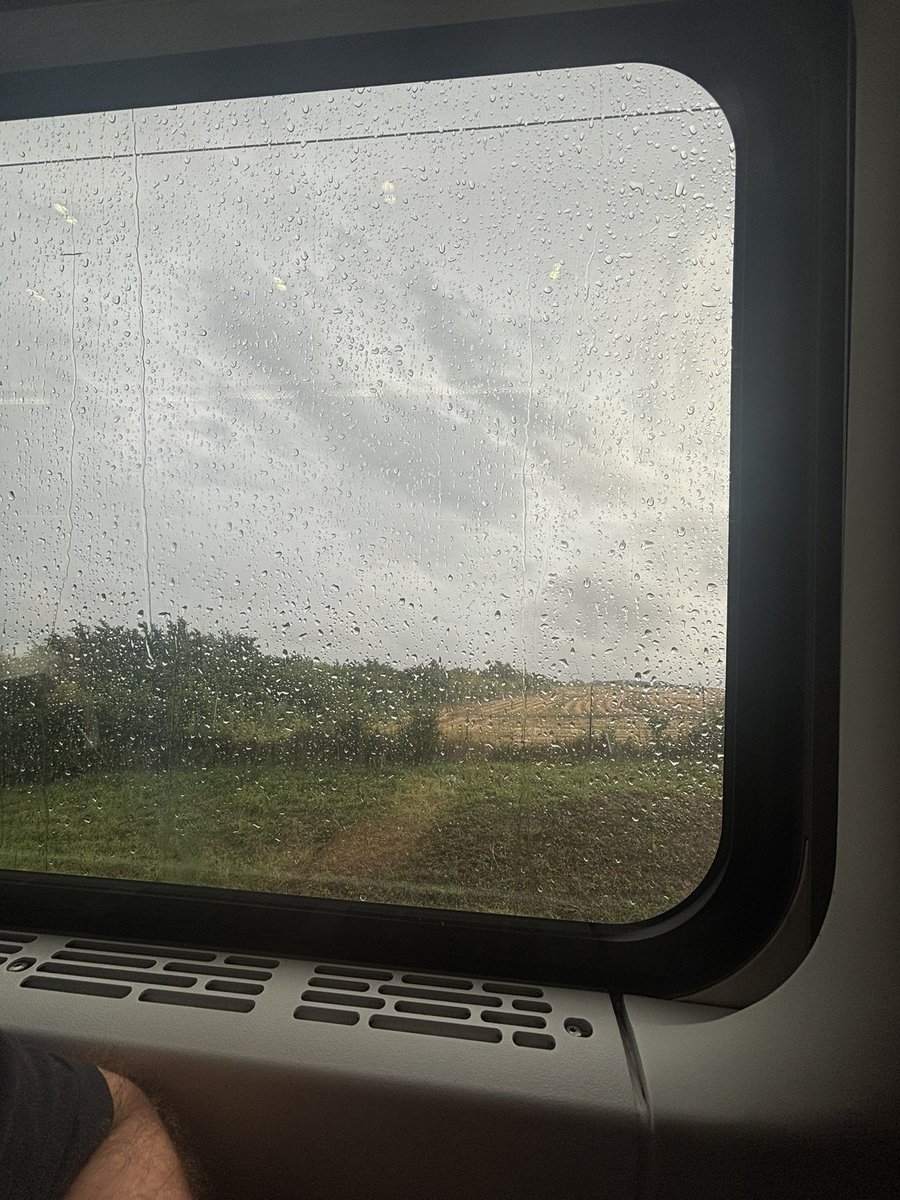 S_Theoduloz's tweet photo. @Eurostar Still here, 9 hours. Unbelievable. https://t.co/IRIItSKWZC