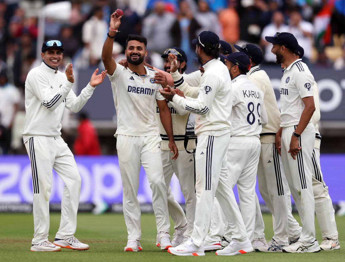 टीम इंडिया ने इंग्लैंड को पराजित कर धमाकेदार और अद्भुत जीत हासिल की। ऐसे ऐतिहासिक प्रदर्शन के लिए भारतीय क्रिकेट टीम के सभी खिलाड़ियों को और क्रिकेट प्रेमियों बहुत- बहुत बधाई और शुभकामनाएं। यह प्रदर्शन वाकई काबिल-ए-तारीफ है।

#INDvsENGTest #winning #innings #TeamIndia
