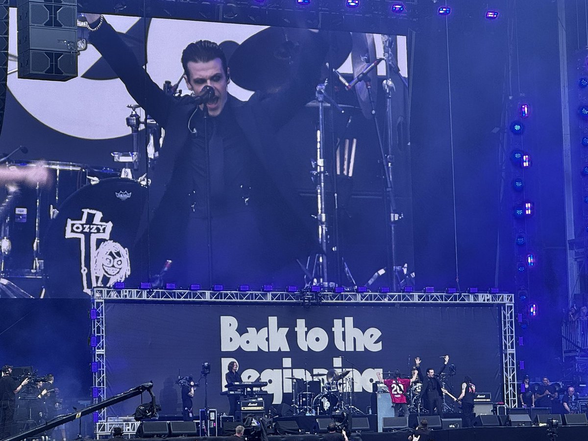 SamLW96's tweet photo. After yesterday’s epic performance, I’m gonna need @yungblud to record a cover of @BlackSabbath’s “Changes”… 

Absolute perfection! 🖤

#BackToTheBeginning https://t.co/S0cOuvd7Uq