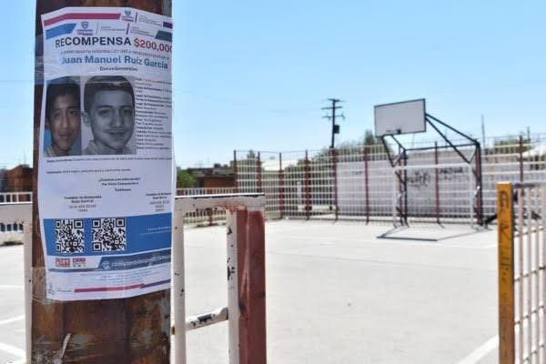 soyfemmes's tweet photo. MAMÁ DE TOMATITO NO SE RINDE, YA SON SIETE AÑOS SIN SABER NADA DE ÉL 

A siete años de la desaparición de Juan Manuel “Tomatito”, su madre encabezará hoy una reunión en el parque donde fue visto por última vez en Cd. Juárez. 1/2
#Desaparecidos https://t.co/jZLqp23cDP