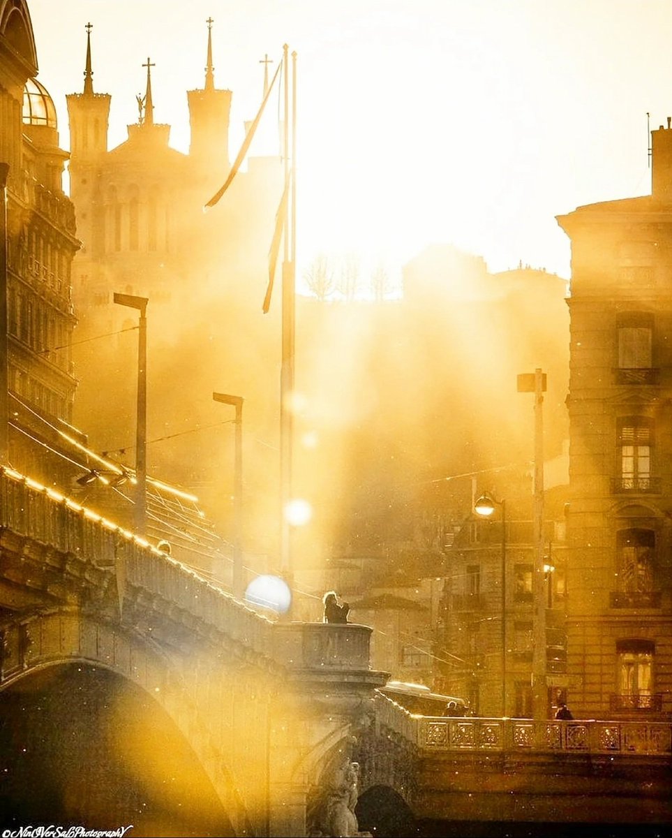 Oh Lugdunum ! Oh ville lumière ! Avec ton rayonnement solaire, tu illumines le peuple lyonnais à travers les saisons, à travers les époques 🦁

Par ©️ Ninoversalphotography (Instagram /Facebook

#Lyon #picoftheday #pictureoftheday #photooftheday #photography