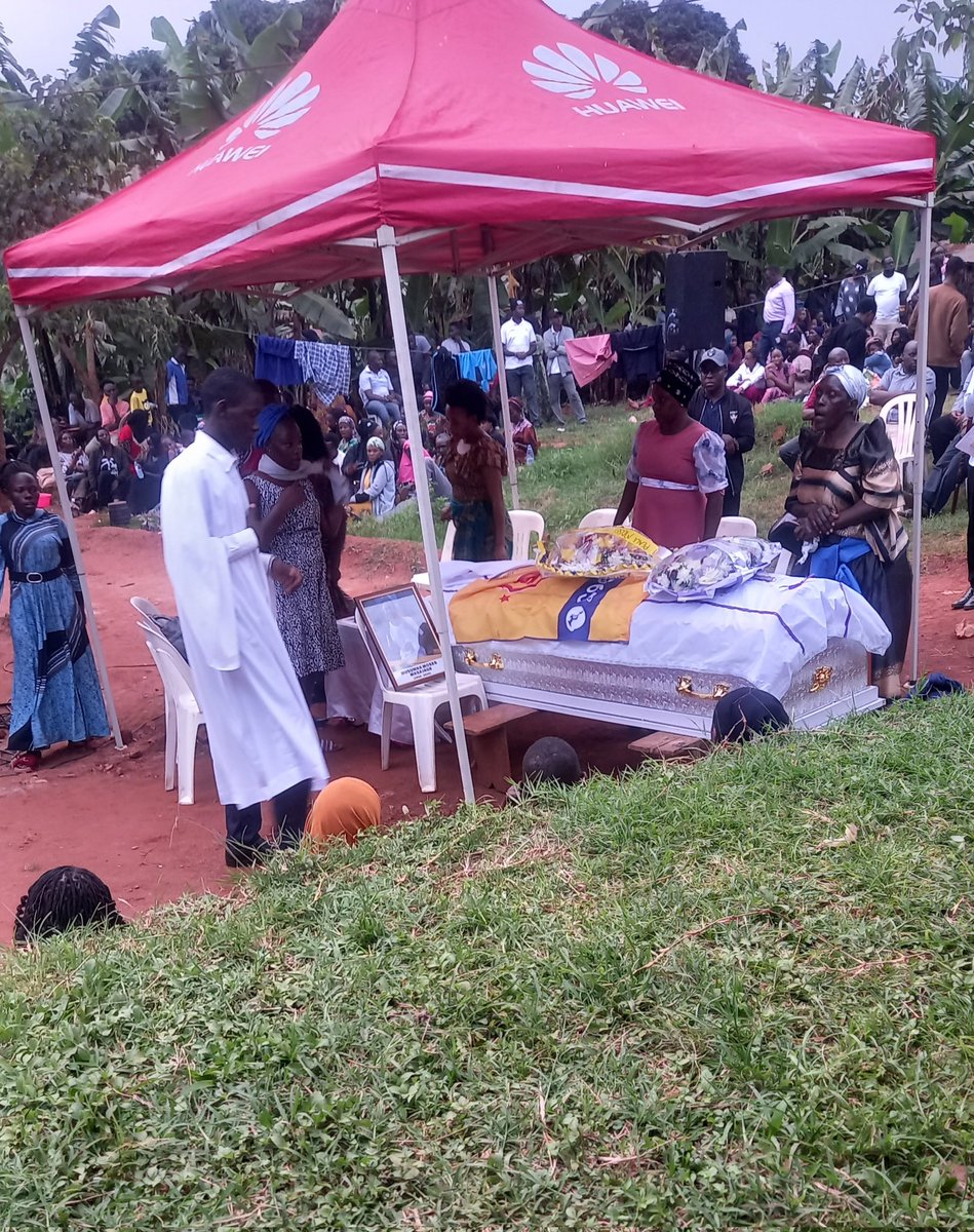 The preacher in white stated that moses  dropped the handkerchief, and we aren't sure of who is to pick it next .
Are you ready to pick it up? If not, then prepare yourself through the worship of God and engage in good deeds 🙏.
Rest well, owecity 🙏