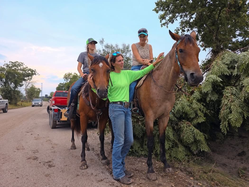 🚨 These women are heros. 

Today they found the remains of a woman who lost their life in the Texas Hill Country flooding. 

Kinley Klaehn, Shanda Wagner and Sarah Klaehn brought their horses and began searching the banks of the Guadalupe River in Center Point, Texas. 

It's