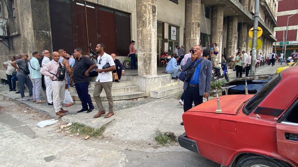 🚨 Masones continúan plantados en la Gran Logia. Filema, el usurpador respaldado por el régimen, ha ido a presentar denuncia a la policía, quiere que repriman a los masones, quienes solo quieren rescatar su edificio y hacer cumplir la ley.