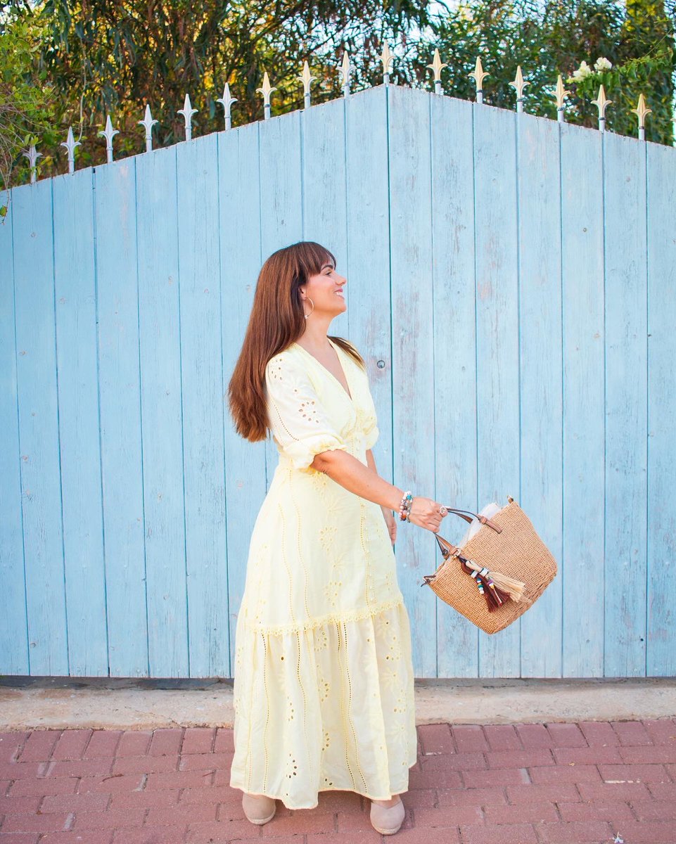 Smile like the world is yours, because it is 🦋💛

#smile #sunday #summer #inlove #quotes #family #flowers #labubu #streetstyle #yellowdress #verano #fashion #moda #model