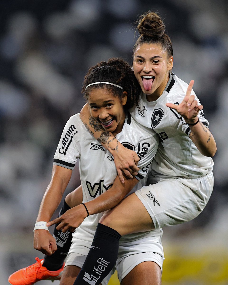 Botafogo's tweet photo. Sensação de A1 absurda! FESTA DAS #GLORIOSAS! ESTAMOS NA ELITE! 🤩😅 #VamosGLORIOSAS

📸 Arthur Barreto/ BFR https://t.co/5KN9Zy0dmd