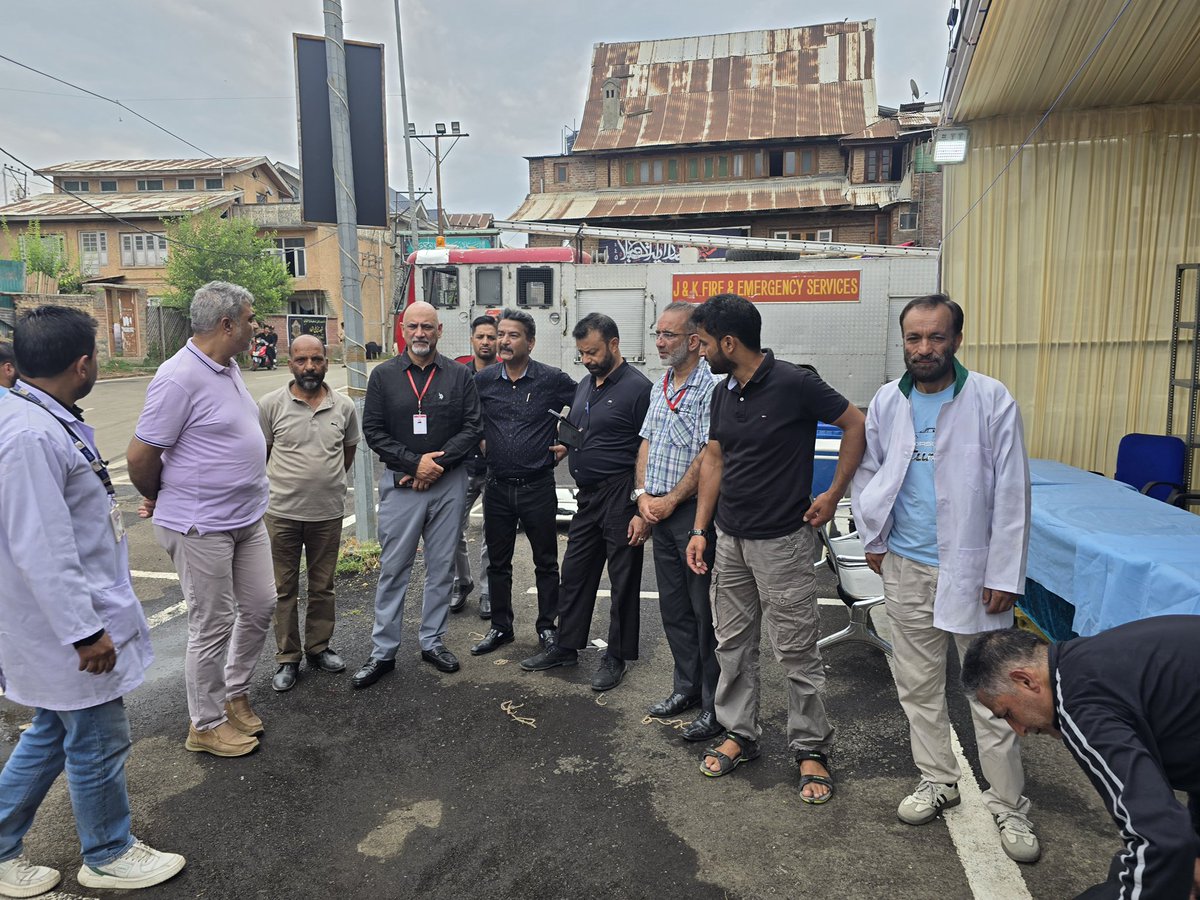 Director Health Services Kashmir Reviews Muharram Health Preparedness at Zadibal and Budgam

Full Details : facebook.com/share/1D5haXmS…