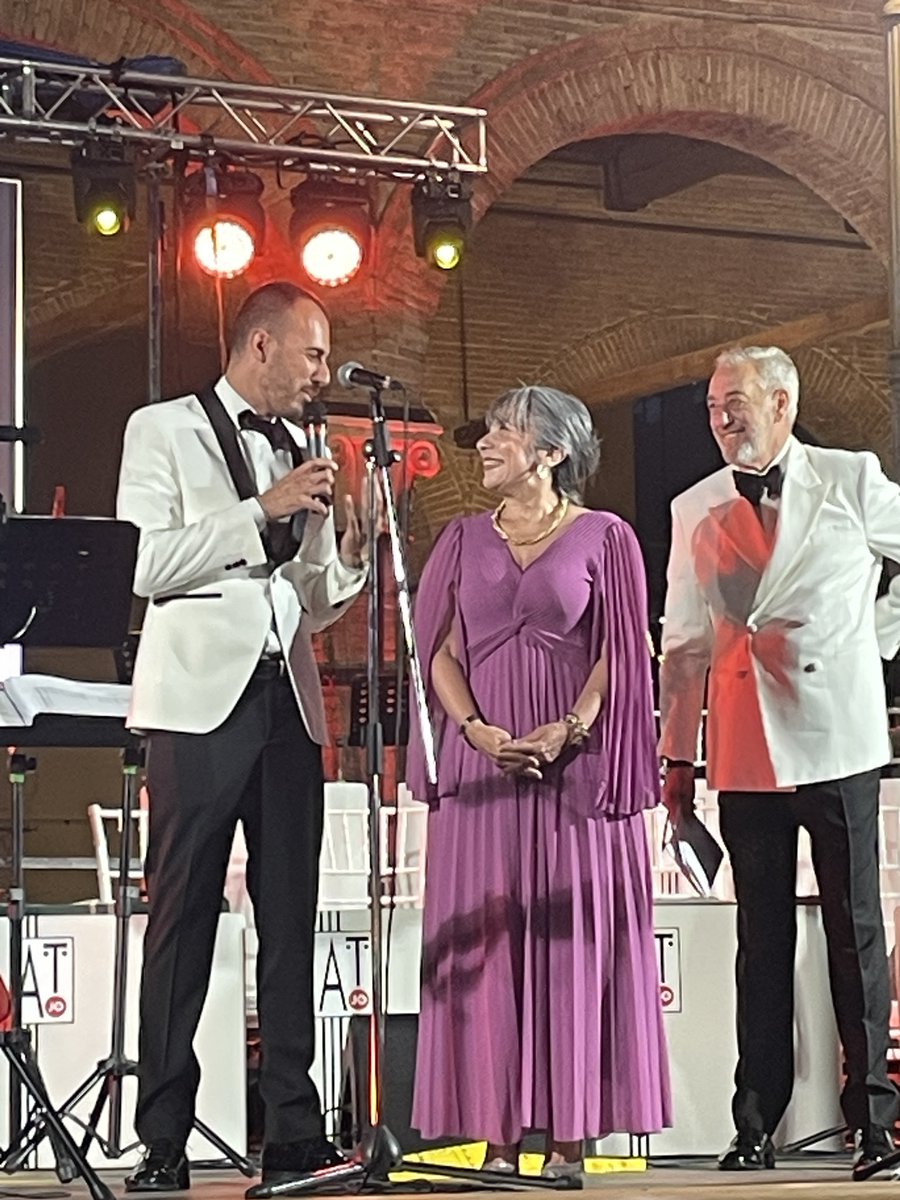 MirtaGranda's tweet photo. Durante la Notte di Gala abbiamo salutato la XIX edizione dell’Encuentro Amigos del Partagás, che ha visto la partecipazione di rappresentanti provenienti da oltre 40 paesi e di importanti sponsor. https://t.co/gSJ0SsZTbH