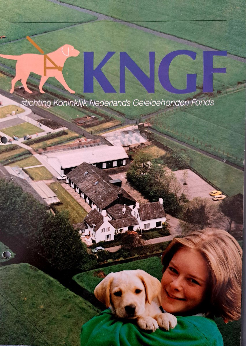 Brochure uit 1984 toen KNGF  net verhuisd was naar Amstelveen met op de voorzijde het, toen nog, nieuwe logo en een luchtfoto van de nieuwe school. En oh ja, de pup op de arm van het meisje is Brit, geïmporteerd uit de UK,  die nog jaren als geleidehond heeft gelopen