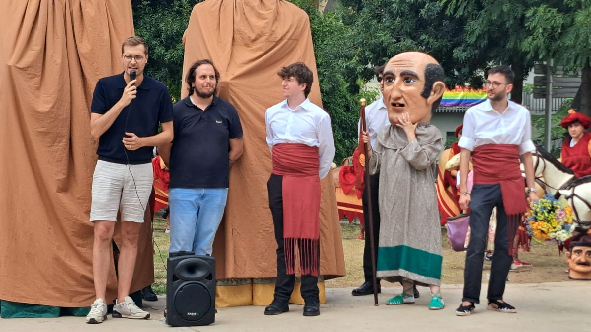 El barri de Sant Cristòfor i Mas Bernat ha estrenat els vestits dels Gegants Vells, obra de l'Eduardo Paniagua. La presentació s'ha fet dins dels actes de la festa, que des de divendres fins a avui està tenint molt bona participació. Gràcies a tothom que l'ha fet possible!