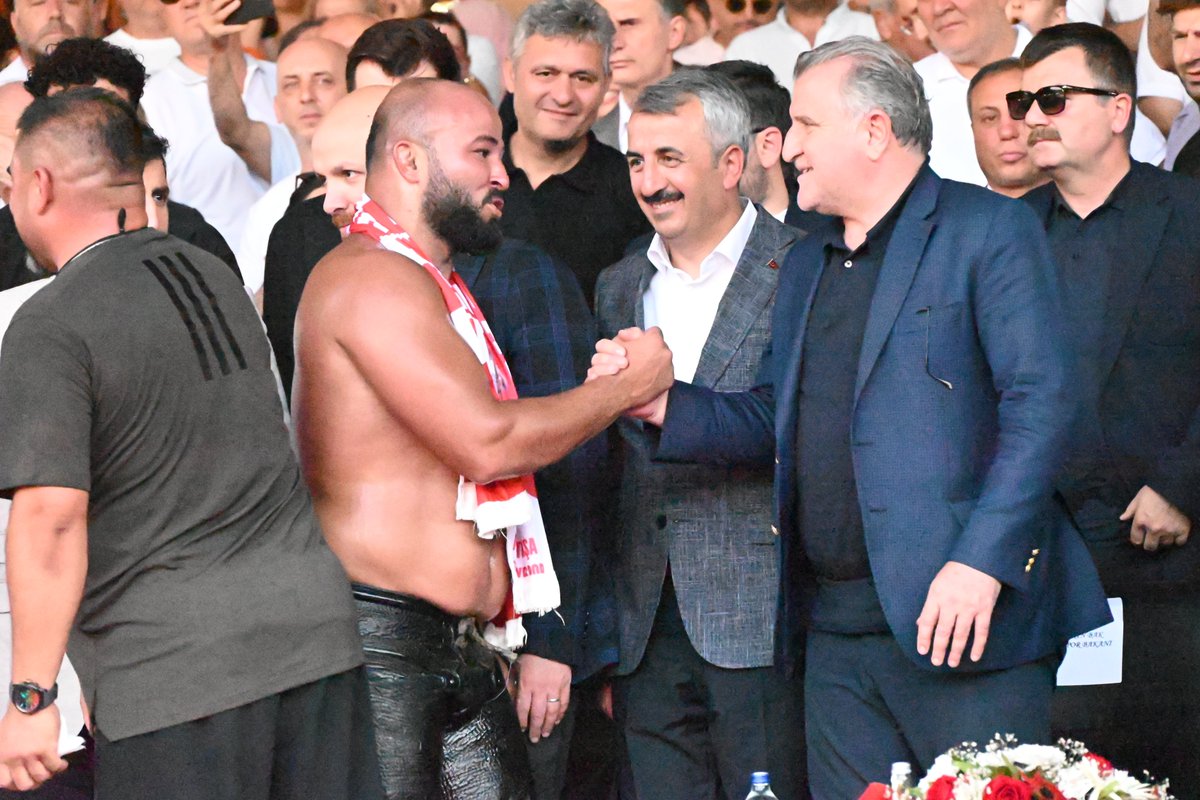 664. Tarihi Kırkpınar Yağlı Güreşleri Başpehlivanı Orhan Okulu Oldu🇹🇷🇹🇷

Final maçında Feyzullah Aktürk’ü mağlup eden Orhan Okulu Başpehlivan oldu!

Başpehlivan Orhan Okulu’ya altın kemerini Gençlik ve Spor Bakanı Dr. Osman Aşkın Bak taktı.