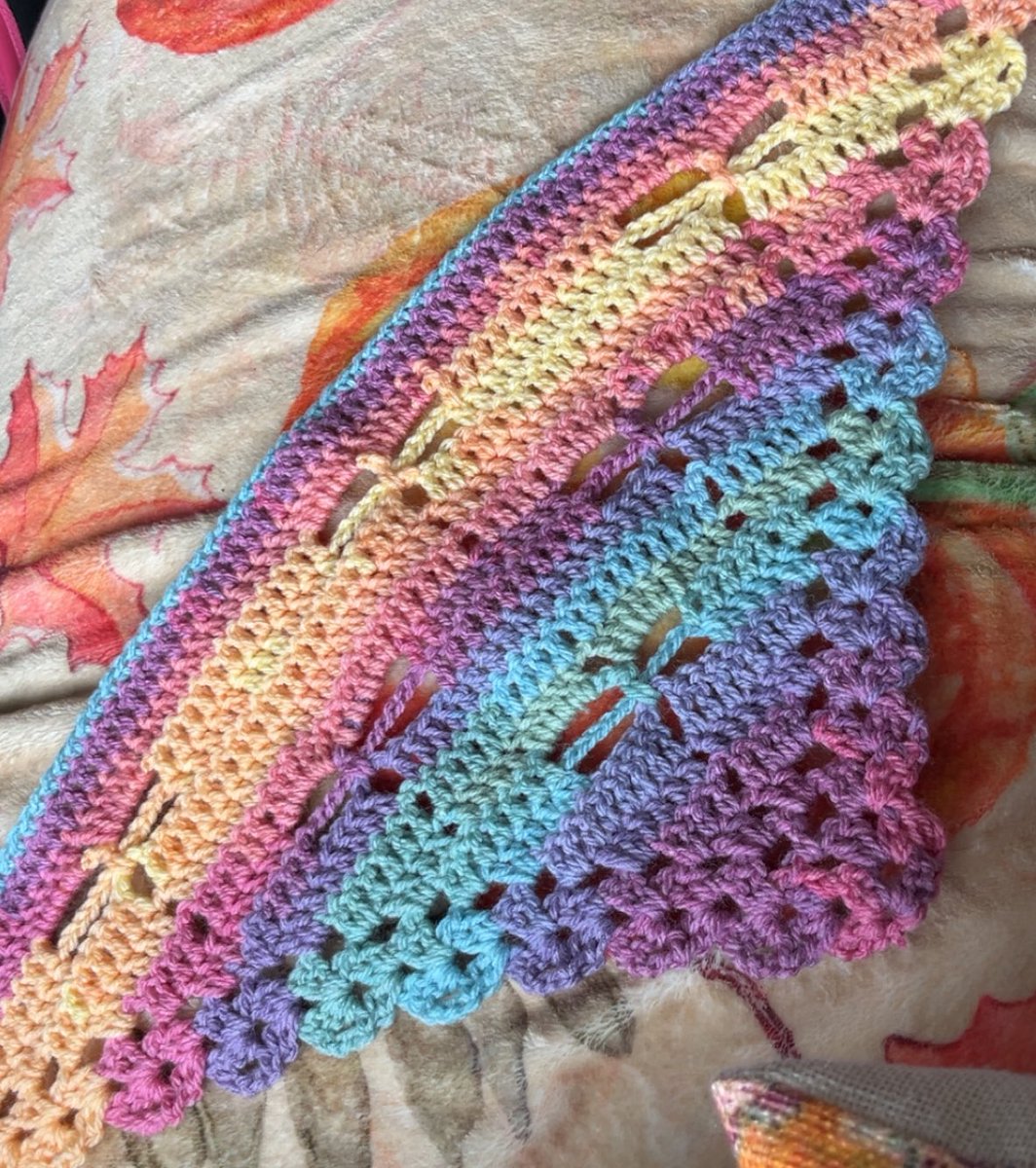 wuffbertt's tweet photo. my mum’s current crochet obsession is making me bandanas and I am OBSESSED https://t.co/sMGtAO4NxF