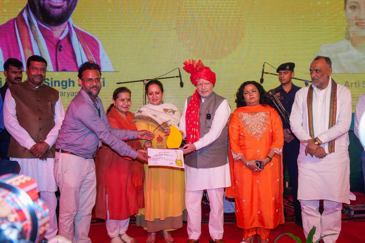 Arti Singh Rao (@artisinghrao) on Twitter photo आज विरासत व पर्यटन मंत्री श्री <a href="/drarvindksharma/">Dr. Arvind Sharma Cabinet Minister(मोदी का परिवार)</a> जी के साथ यादवेन्द्र गार्डन, पिंजौर में आयोजित 32वें मैंगो मेले में पहुंचकर विभिन्न प्रकार के आमों की किस्मों का अवलोकन किया l
यशस्वी प्रधानमंत्री श्री <a href="/narendramodi/">Narendra Modi</a> जी और माननीय मुख्यमंत्री श्री <a href="/NayabSainiBJP/">Nayab Saini</a> जी के नेतृत्व में आज विरासत व पर्यटन मंत्री श्री <a href="/drarvindksharma/">Dr. Arvind Sharma Cabinet Minister(मोदी का परिवार)</a> जी के साथ यादवेन्द्र गार्डन, पिंजौर में आयोजित 32वें मैंगो मेले में पहुंचकर विभिन्न प्रकार के आमों की किस्मों का अवलोकन किया l
यशस्वी प्रधानमंत्री श्री <a href="/narendramodi/">Narendra Modi</a> जी और माननीय मुख्यमंत्री श्री <a href="/NayabSainiBJP/">Nayab Saini</a> जी के नेतृत्व में