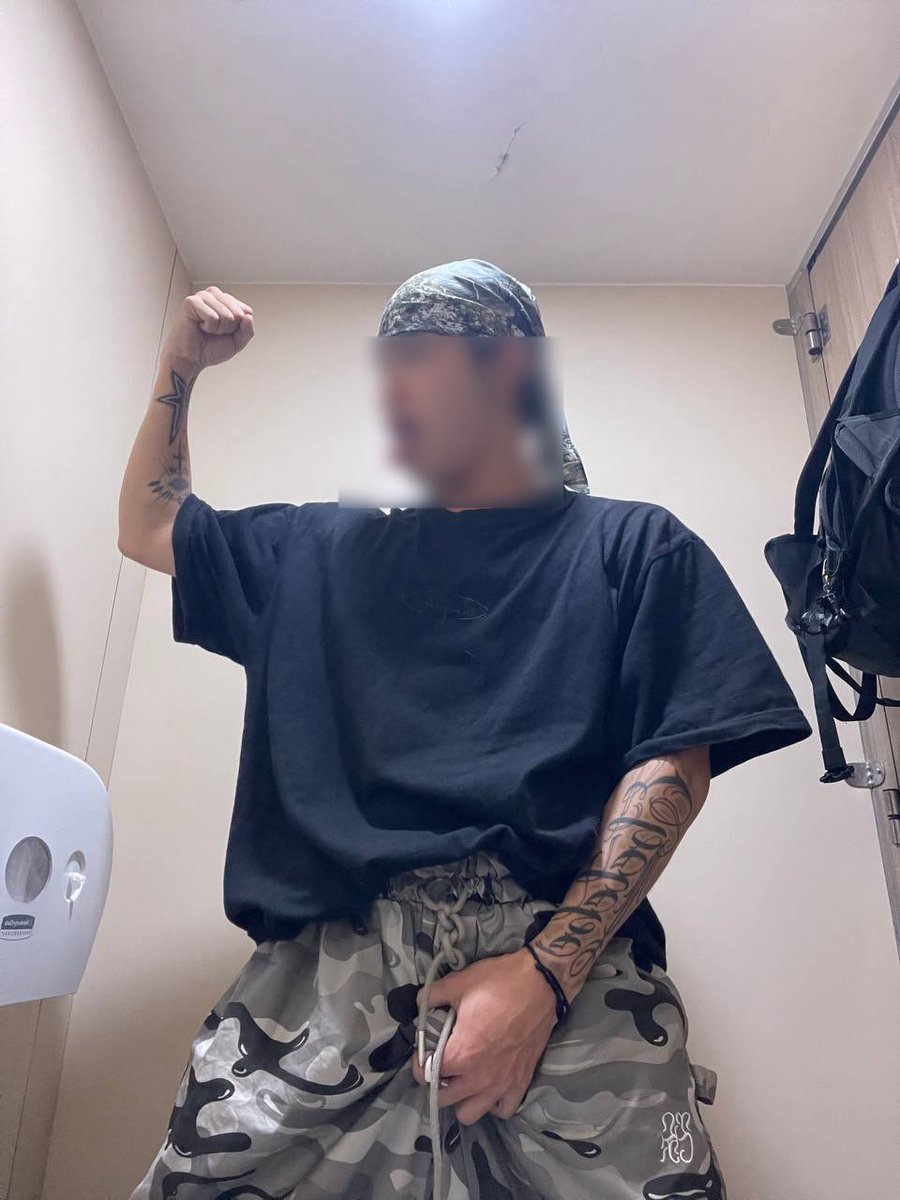 和我打賭輸了的美式男大
我說去廁所拍帥照給我看
他說一般的太無聊 後來又拍了全裸版
破20愛心解鎖一張 轉發按讚吧各位
我說到做到
破100讚有精彩影片都等著大家😏
#美式男 #野裸 #嘻哈 #大學生 #暴露