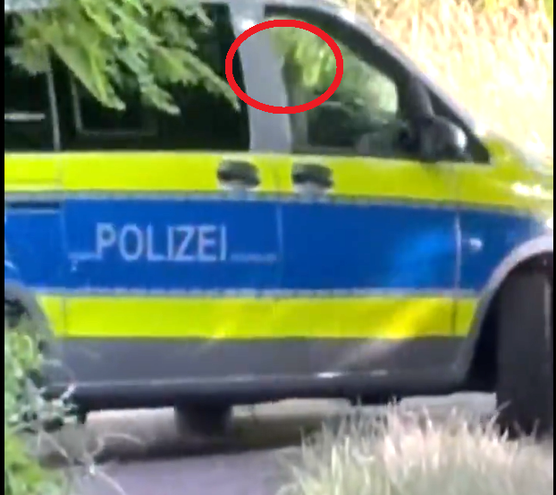 Bezczelna szwabska polizei po nieudanej próbie podrzucenia nielegalnych nachodźców pokazuje fucka Obrońcom Polskich Granic

Jak jest po niemiecku "wypierdalać" ❓❓❓