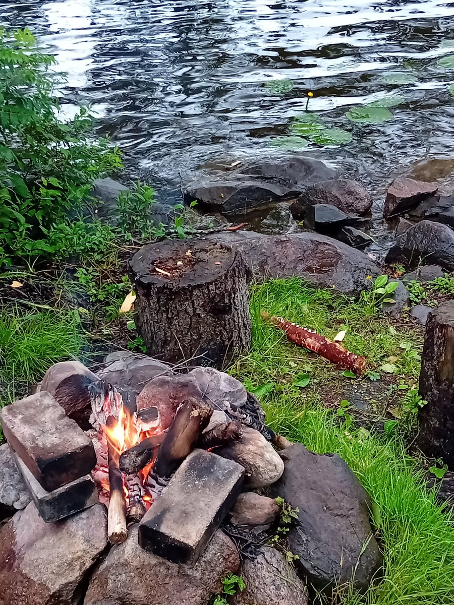 MillJah's tweet image. 14 astetta ja sade.
Mutta: vesisota, sauna, järveen uimaan, saunaan ja sitten muurikkalätyt ja nuotio.
Kesää tämäkin.