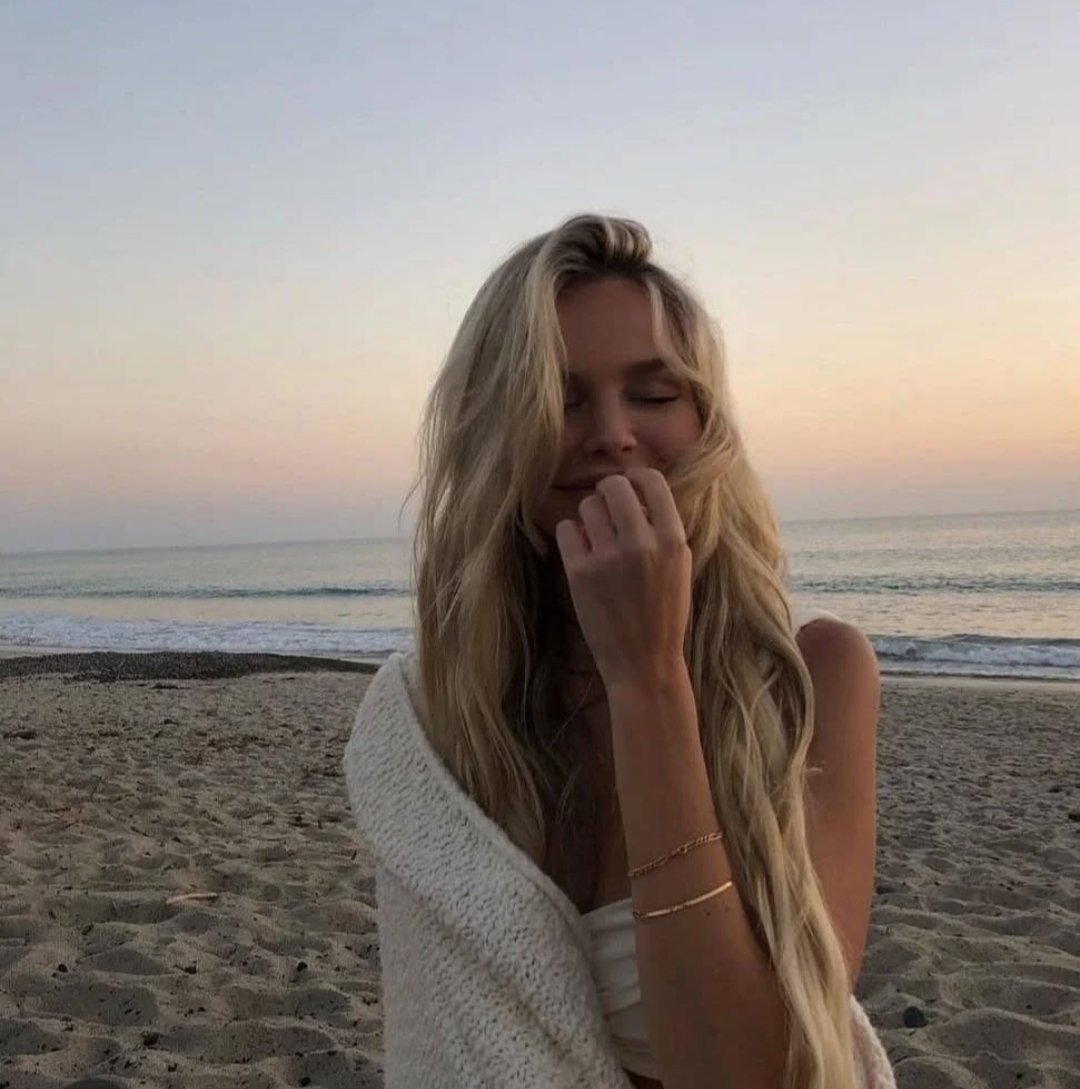 Fatmadereli191's tweet image. Ne kadar güzel olursa olsun ,
Yüzün,giysin,
Ağzından çıkan sözlerle belirlenir ,
İtibarın,
DEĞERİN..