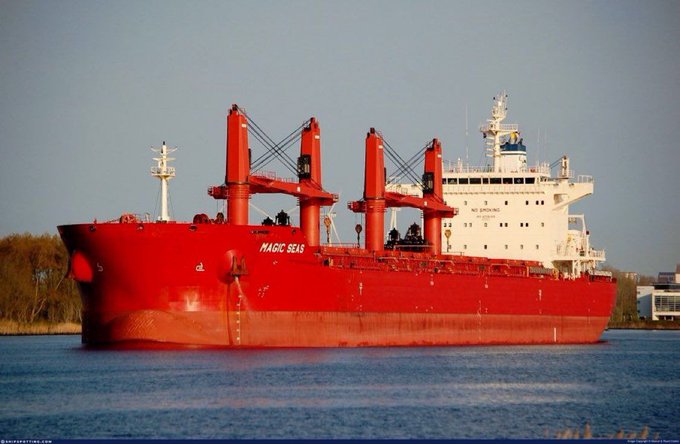 »
العمليات البحرية البريطانية (KMO)
 المياه بدأت فى التسرب إلى داخل سفينة الشحن "ماجيك سيز" التي تعرضت لهجوم في البحر الأحمر وطاقمها يستعد لمغادرتها.!

باي باي ماجيك سيز.! #البحر_الأحمر_خط_أحمر