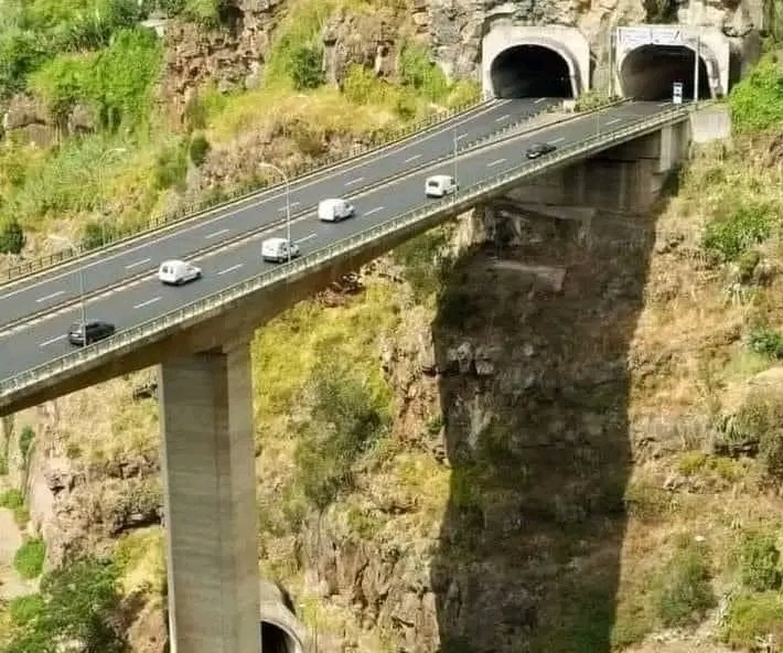 عسى أن نرى قريبًا تحقيق حلم   يراود أبناء #محافظة_الداخلية و #محافظة_جنوب_الباطنة والولايات القريبة منها ومن عشرات السنين  برصف الطريق الحيوي الذي يربط ولاية #الرستاق بولاية #الحمراء مرورًا ببلدات وقرى #وادي_بني_عوف و #بلدسيت و #هاط .
فالوصلة الجبلية الترابية الممتدة من نهاية