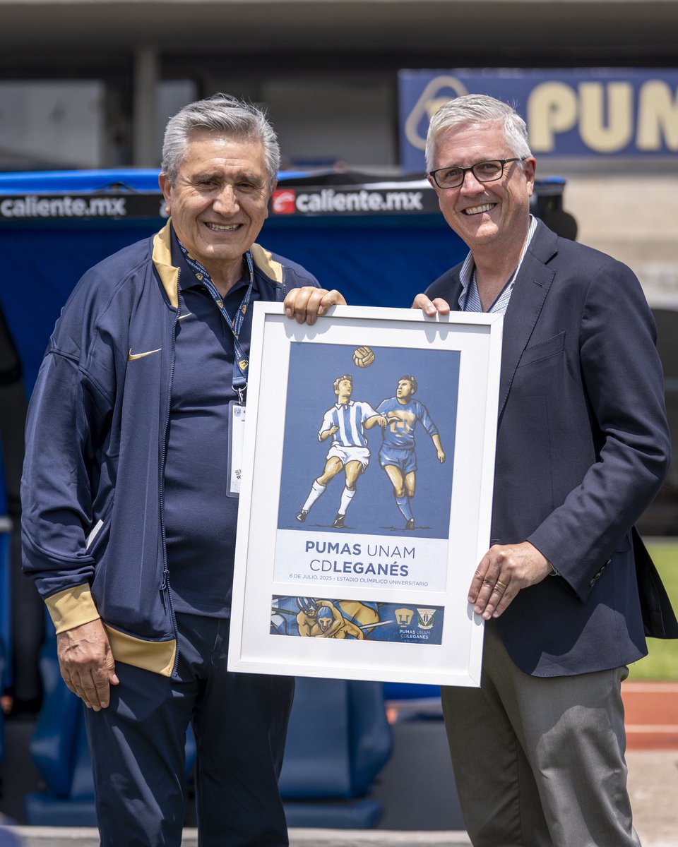 🤝🏻Nuestro Presidente <a href="/jluhnow/">Jeff Luhnow</a> entregó al Dr. Luis Raúl González, Presidente de <a href="/PumasMX/">PUMAS</a>, un obsequio conmemorativo por el partido de hoy.  

#ElLegaEnMéxico 🇲🇽