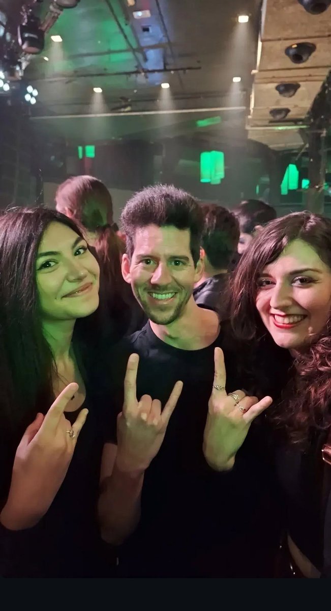 Feliz cumple <a href="/Jimmy_Sax_Guy/">Jimmy</a>. Por todos los conciertos a los que tenemos que ir (y muchos más años de amistad) ❤️