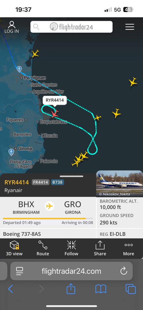 Alguien me puede explicar que está haciendo este avión?