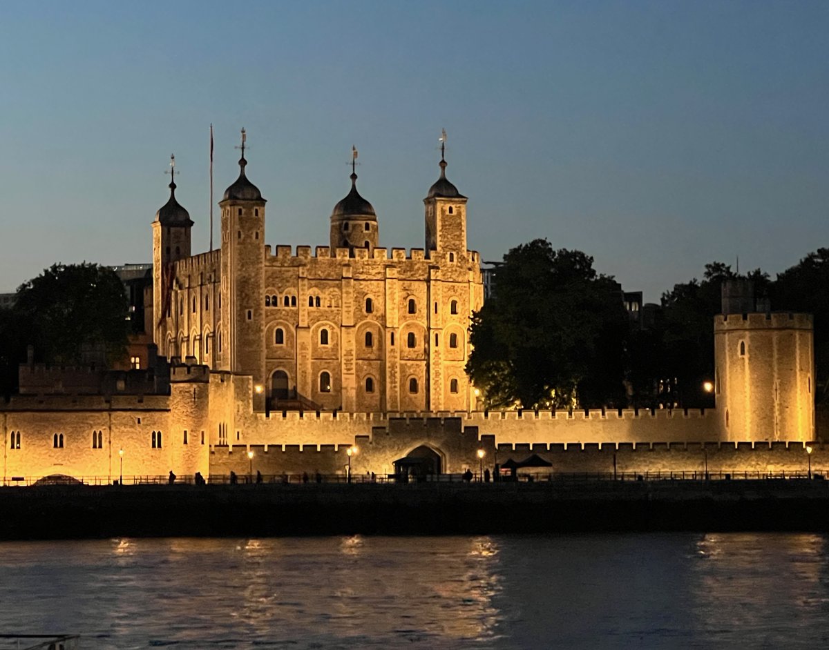 sue_wilkinson's tweet image. Atypical #nhs1000miles Sun eve post from me. Just 18 hiking miles in the last fortnight, for a YTD total of 692 miles. Have been catching up with old friends and being a city tourist! Here are some pics of London by night: