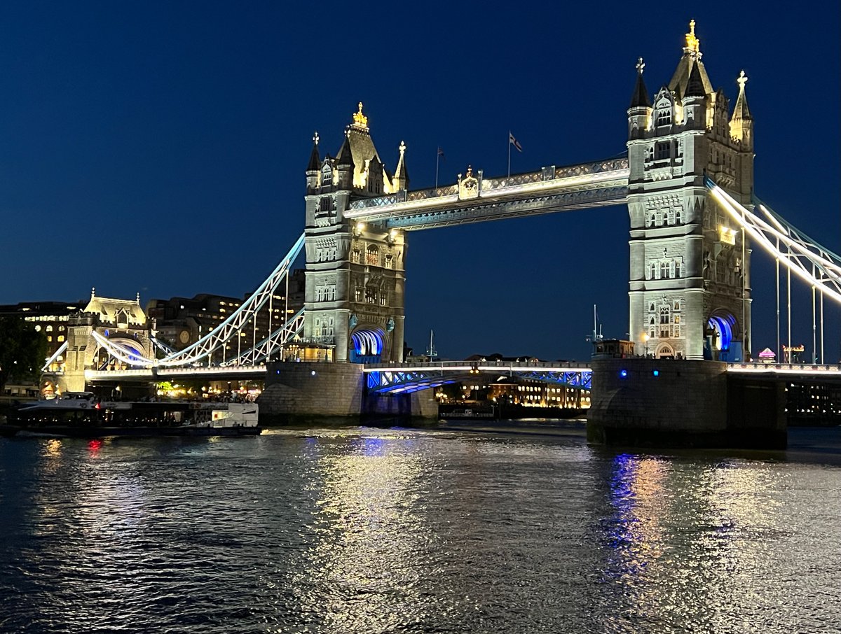 sue_wilkinson's tweet image. Atypical #nhs1000miles Sun eve post from me. Just 18 hiking miles in the last fortnight, for a YTD total of 692 miles. Have been catching up with old friends and being a city tourist! Here are some pics of London by night: