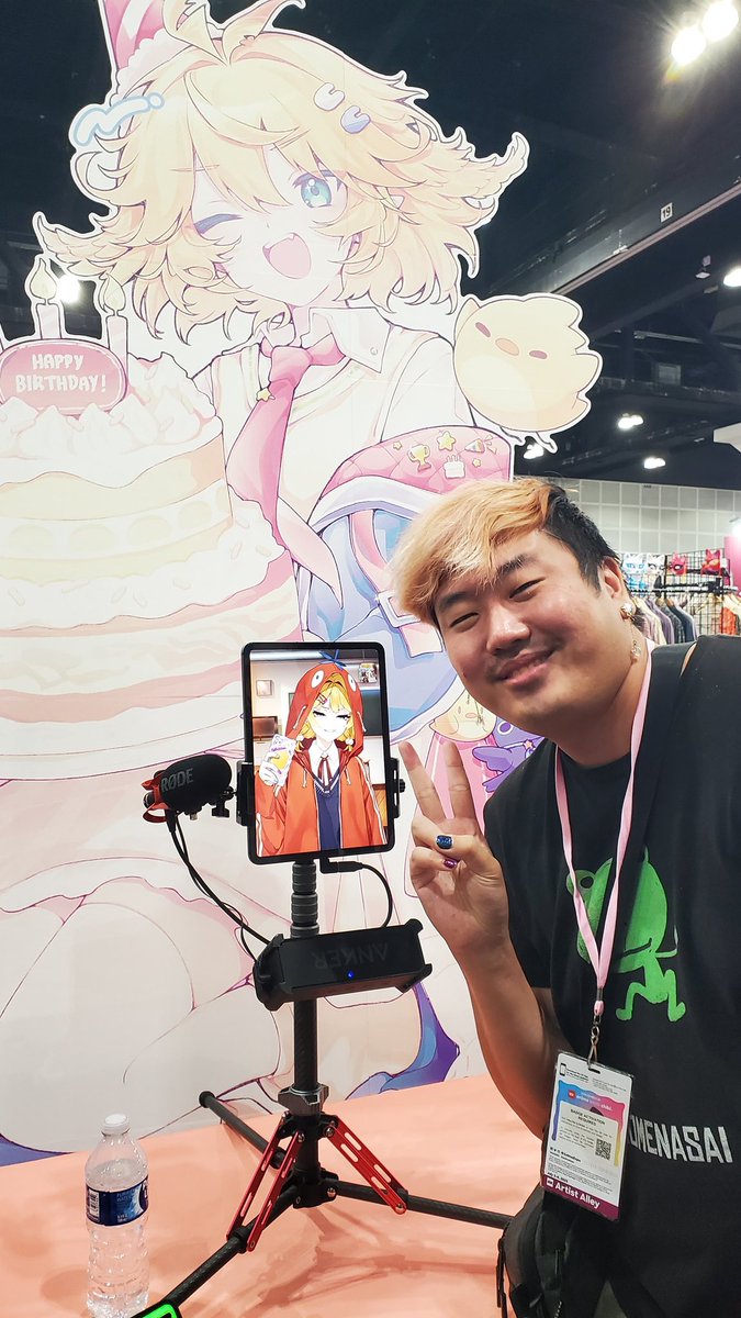 You can tell how happy I was to meet <a href="/dokibird/">Doki 🏆</a> by how ugly my smile is 🤣🤣🤣