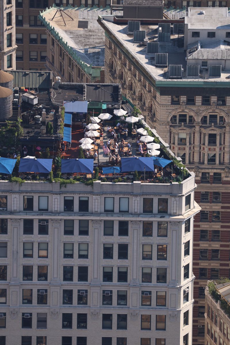 maximusupinNYc's tweet image. It’s rooftop season in NYC and summer is in full effect as seen from the Empire State Building 🏙️☀️