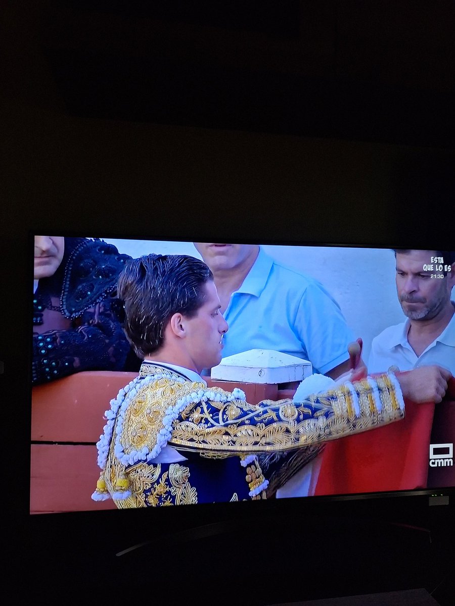 Qué raro se me hace verlo por la tele, pero que bien se ve y que gozada escuchar a mis compañeros. 
Acelerando la recuperación...