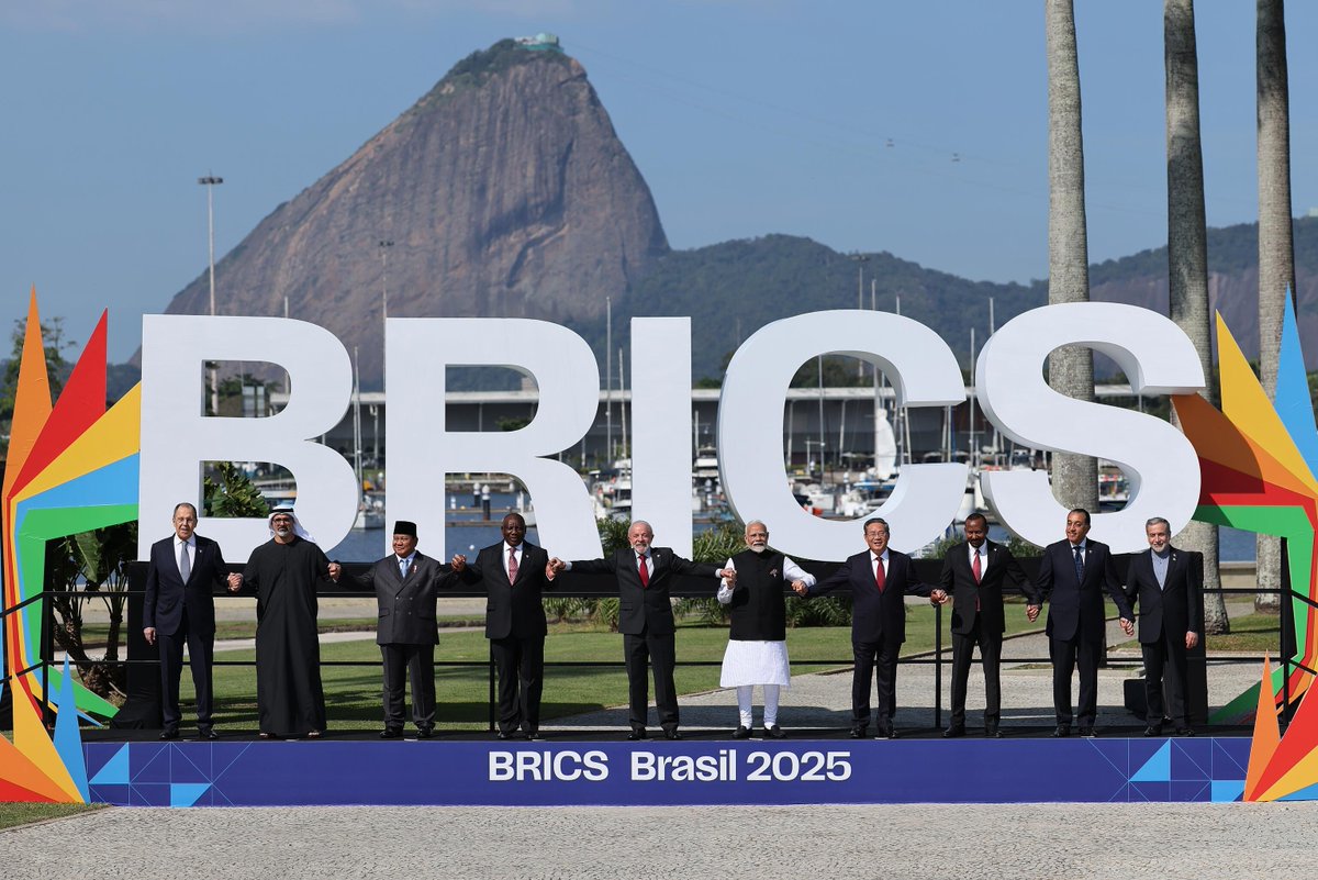 SputnikMundo's tweet photo. 🇧🇷🌐 (1/7) Lula inaugura la cumbre de los BRICS con un llamado claro: reformar las instituciones globales y fortalecer el poder del sur global.
 
Te contamos lo más importante del primer día en Río de Janeiro: 👇

 📍Desde el Museo de Arte Moderno, Lula abrió la XVII Cumbre de los BRICS con un discurso fuerte ante, al menos, 20 delegaciones.

Advirtió que el multilateralismo está en crisis y pidió una nueva arquitectura global: "Las instituciones ya no reflejan la realidad del mundo actual".

📷Getty Images / Wagner Meier