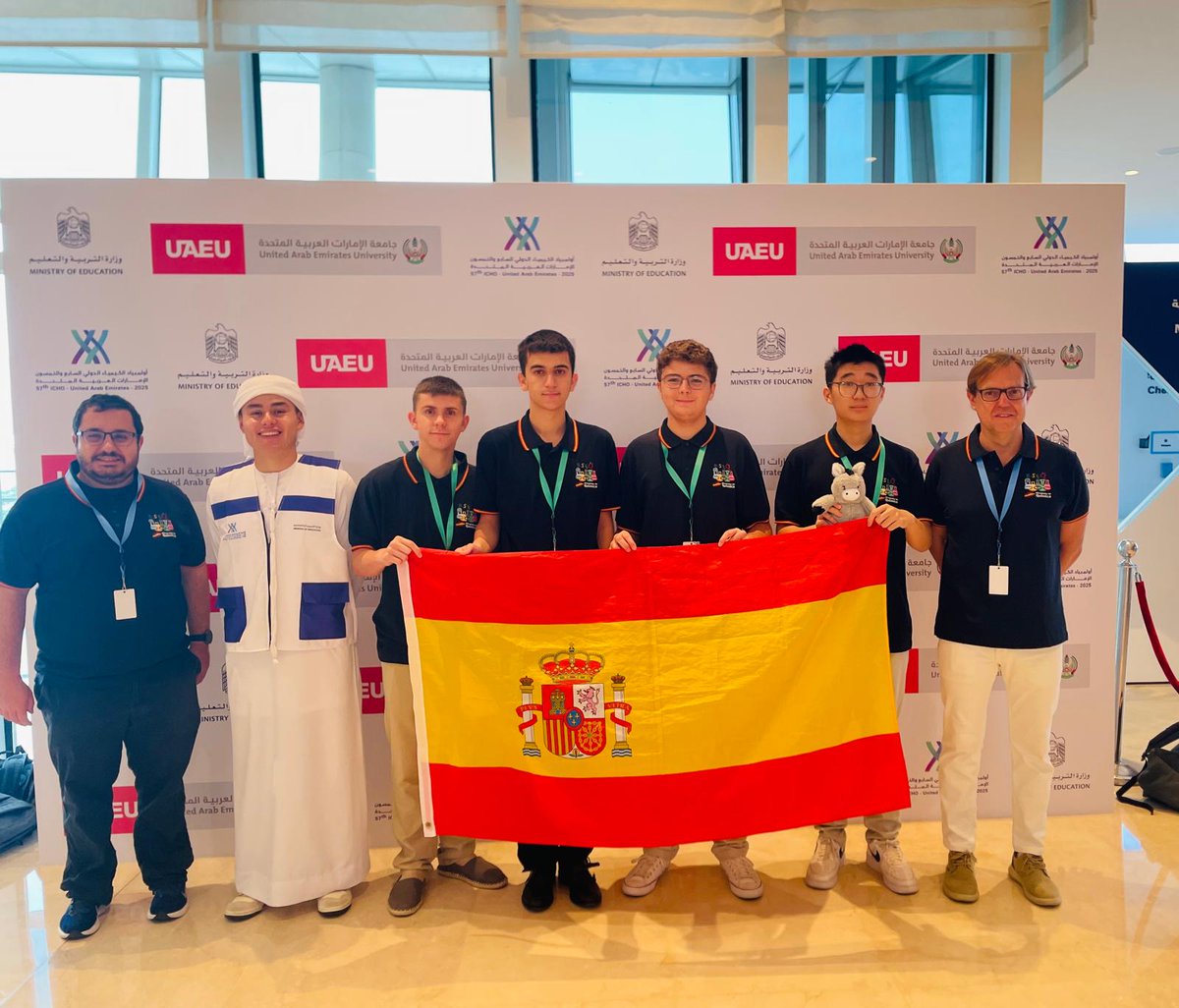 🇪🇸 Representando a España en la inauguración de la Olimpiada Internacional de Química en Dubái esta semana 🌍🧪
Orgullo y admiración por este equipo lleno de talento. ¡Muchísima suerte! 💪
#IChO2025 #Química #RSEQ #EspañaEnDubái #FutureScientists