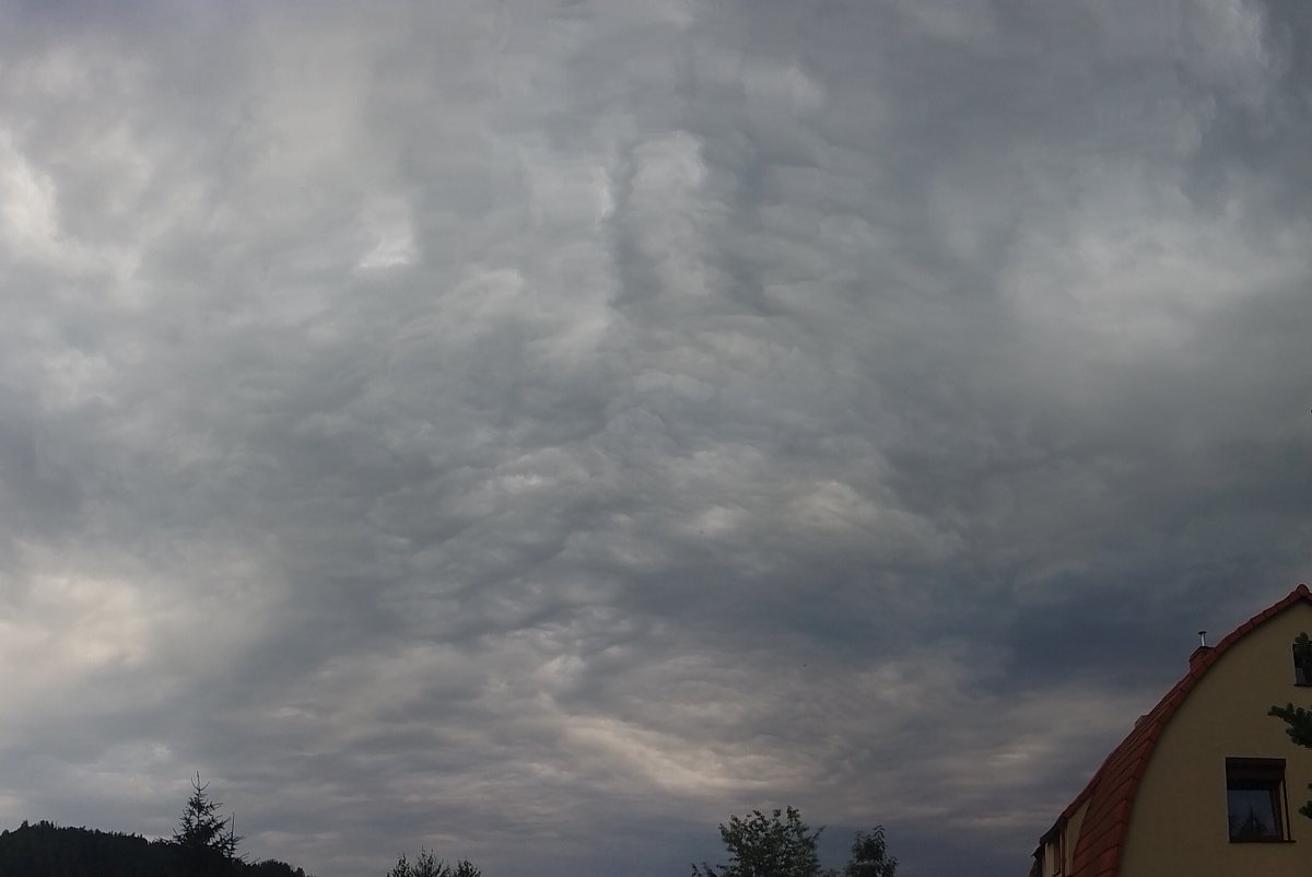 MeteoSynop's tweet image. Niebo zafalowało. W nocy popada.

Nowa Ruda, 20:00:
☁️⩾7/8 - Cb cal i tow.(⩽1/8), Ac str op (Cʟ = 3, Cᴍ = 7, Cʜ = /)
temperatura: 24,3°C
temp. punktu rosy: 13,1°C
wiatr 90°⬅️o prędkości 2 m/s
widzialność: 40 km
ciśnienie względne: 1005,3 hPa⬇️(-1,2 hPa/3h)

@MeteoprognozaPL