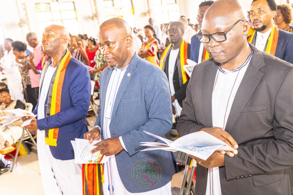 RTNBurundi's tweet photo. L’Ambassade de la République de l’Ouganda, en collaboration avec la communauté ougandaise au Burundi, s’est jointe au monde entier pour commémorer la Journée des Martyrs de l’Ouganda ce dimanche 06 juillet 2025

La célébration de la journée a débuté par une messe à la chapelle catholique des Pères Dominicains de Kinanira IV, présidée par le Père Joseph Musagala. Dans son homélie, le Père Musagala a souligné que cette journée représente une belle occasion pour la communauté ougandaise au Burundi, ainsi que pour les chrétiens burundais, de rendre hommage aux Martyrs de lOuganda qui ont sacrifié leur vie pour leur foi chrétienne.

Un héritage spirituel et historique

L’histoire des Martyrs de l’Ouganda dépasse le seul épisode de leur martyre, survenu entre 1885 et 1887, sous les ordres du roi Kabaka Mwanga II du royaume du Buganda.
Pour rappel, en 1875, l’explorateur anglo-américain Henry Morton Stanley rendit visite au roi Mutesa I, prédécesseur de Mwanga II. Il lui parla du christianisme et proposa d’inviter des missionnaires. Deux groupes missionnaires — britanniques et français — arrivèrent respectivement en 1877 et en 1879.
Àvec l’accession au pouvoir de Mwanga II, des tensions grandissantes opposèrent l’Église au royaume. Le roi accusa plusieurs jeunes convertis chrétiens de trahison et ordonna leur exécution. Vingt-deux catholiques et vingt-trois anglicans furent ainsi brûlés vifs ou tués de manière atroce à Namugongo.
Deux autres martyrs, Daudi Okello et Jildo Irwa, furent tués à la lance à Paimol, le 18 octobre 1918. Ils ont été béatifiés par le Pape Jean-Paul II le 20 octobre 2002.
Ces martyrs, issus de milieux modestes, ont incarné des vertus exceptionnelles de foi, de courage et de fidélité à leur engagement chrétien.