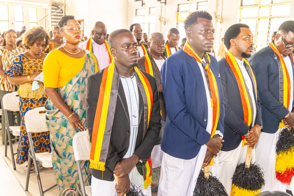 RTNBurundi's tweet photo. L’Ambassade de la République de l’Ouganda, en collaboration avec la communauté ougandaise au Burundi, s’est jointe au monde entier pour commémorer la Journée des Martyrs de l’Ouganda ce dimanche 06 juillet 2025

La célébration de la journée a débuté par une messe à la chapelle catholique des Pères Dominicains de Kinanira IV, présidée par le Père Joseph Musagala. Dans son homélie, le Père Musagala a souligné que cette journée représente une belle occasion pour la communauté ougandaise au Burundi, ainsi que pour les chrétiens burundais, de rendre hommage aux Martyrs de lOuganda qui ont sacrifié leur vie pour leur foi chrétienne.

Un héritage spirituel et historique

L’histoire des Martyrs de l’Ouganda dépasse le seul épisode de leur martyre, survenu entre 1885 et 1887, sous les ordres du roi Kabaka Mwanga II du royaume du Buganda.
Pour rappel, en 1875, l’explorateur anglo-américain Henry Morton Stanley rendit visite au roi Mutesa I, prédécesseur de Mwanga II. Il lui parla du christianisme et proposa d’inviter des missionnaires. Deux groupes missionnaires — britanniques et français — arrivèrent respectivement en 1877 et en 1879.
Àvec l’accession au pouvoir de Mwanga II, des tensions grandissantes opposèrent l’Église au royaume. Le roi accusa plusieurs jeunes convertis chrétiens de trahison et ordonna leur exécution. Vingt-deux catholiques et vingt-trois anglicans furent ainsi brûlés vifs ou tués de manière atroce à Namugongo.
Deux autres martyrs, Daudi Okello et Jildo Irwa, furent tués à la lance à Paimol, le 18 octobre 1918. Ils ont été béatifiés par le Pape Jean-Paul II le 20 octobre 2002.
Ces martyrs, issus de milieux modestes, ont incarné des vertus exceptionnelles de foi, de courage et de fidélité à leur engagement chrétien.