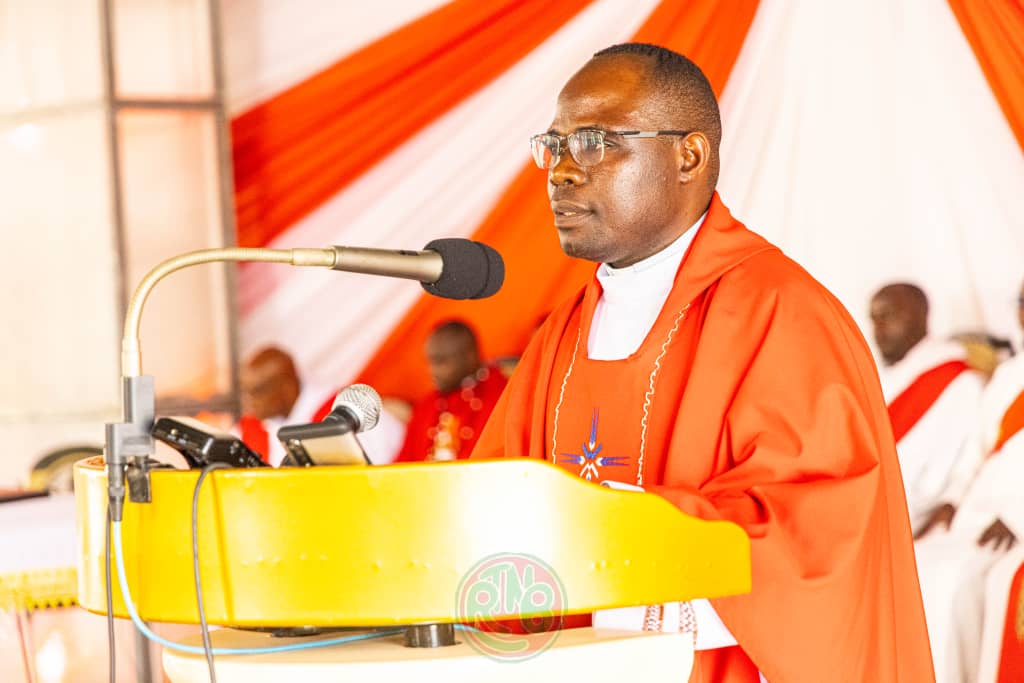 RTNBurundi's tweet photo. L’Ambassade de la République de l’Ouganda, en collaboration avec la communauté ougandaise au Burundi, s’est jointe au monde entier pour commémorer la Journée des Martyrs de l’Ouganda ce dimanche 06 juillet 2025

La célébration de la journée a débuté par une messe à la chapelle catholique des Pères Dominicains de Kinanira IV, présidée par le Père Joseph Musagala. Dans son homélie, le Père Musagala a souligné que cette journée représente une belle occasion pour la communauté ougandaise au Burundi, ainsi que pour les chrétiens burundais, de rendre hommage aux Martyrs de lOuganda qui ont sacrifié leur vie pour leur foi chrétienne.

Un héritage spirituel et historique

L’histoire des Martyrs de l’Ouganda dépasse le seul épisode de leur martyre, survenu entre 1885 et 1887, sous les ordres du roi Kabaka Mwanga II du royaume du Buganda.
Pour rappel, en 1875, l’explorateur anglo-américain Henry Morton Stanley rendit visite au roi Mutesa I, prédécesseur de Mwanga II. Il lui parla du christianisme et proposa d’inviter des missionnaires. Deux groupes missionnaires — britanniques et français — arrivèrent respectivement en 1877 et en 1879.
Àvec l’accession au pouvoir de Mwanga II, des tensions grandissantes opposèrent l’Église au royaume. Le roi accusa plusieurs jeunes convertis chrétiens de trahison et ordonna leur exécution. Vingt-deux catholiques et vingt-trois anglicans furent ainsi brûlés vifs ou tués de manière atroce à Namugongo.
Deux autres martyrs, Daudi Okello et Jildo Irwa, furent tués à la lance à Paimol, le 18 octobre 1918. Ils ont été béatifiés par le Pape Jean-Paul II le 20 octobre 2002.
Ces martyrs, issus de milieux modestes, ont incarné des vertus exceptionnelles de foi, de courage et de fidélité à leur engagement chrétien.