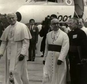 Hoy hace 39 años, #Bucaramanga recibió la visita del 🙏 Papa Juan Pablo II. 
El sumo pontífice permaneció en suelo santandereano 2 días.